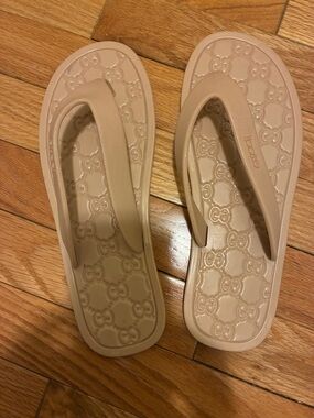 Gucci Beige Logo-Embossed Rubber Flip Flop Sandals Size 8